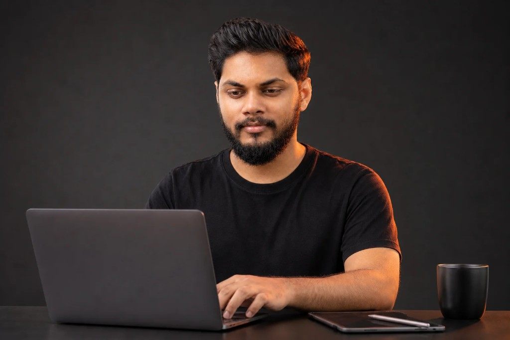 Hesadu Dissanayaka, Gründer von Hesadu Creatives, an seinem Arbeitsplatz